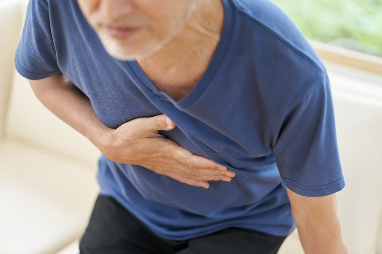 Une vive douleur aux côtes peut être le signe d'une côte fêlée ou d’une déchirure musculaire.