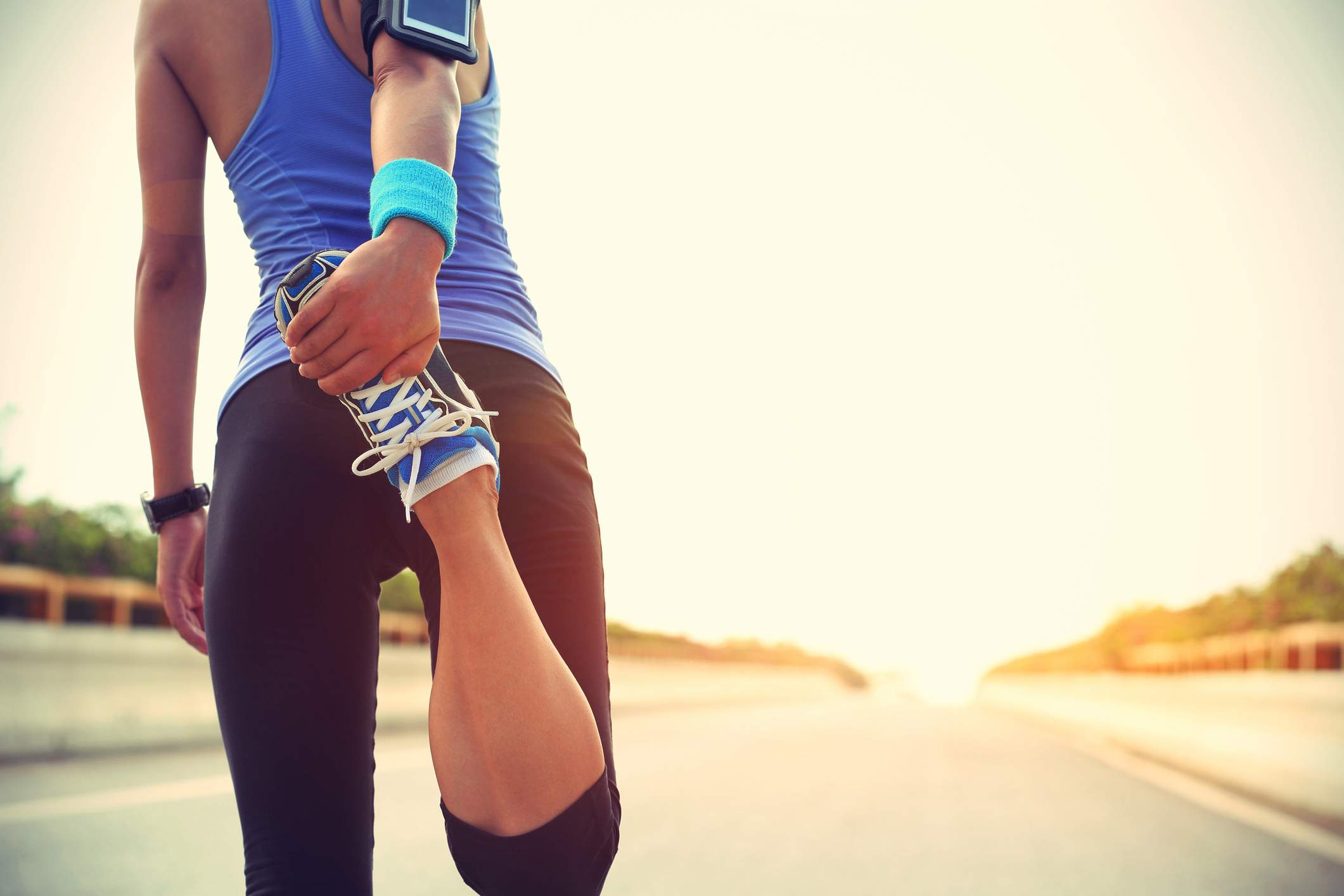 Les étirements permettent d'éviter les blessures lors d'une course à pied.