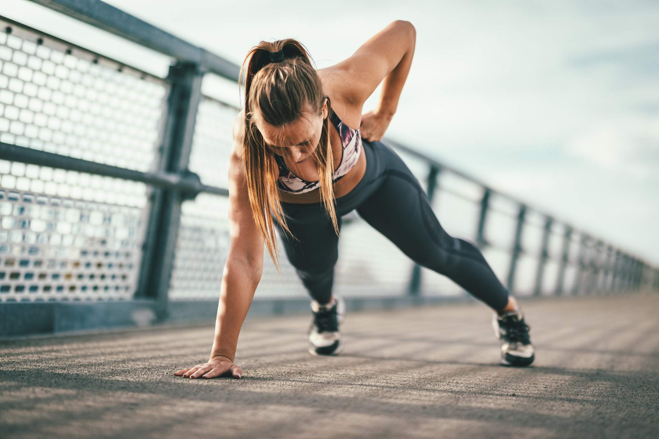 Travailler vos muscles en faisant du renforcement musculaire permet d'améliorer ses performances en course à pied.