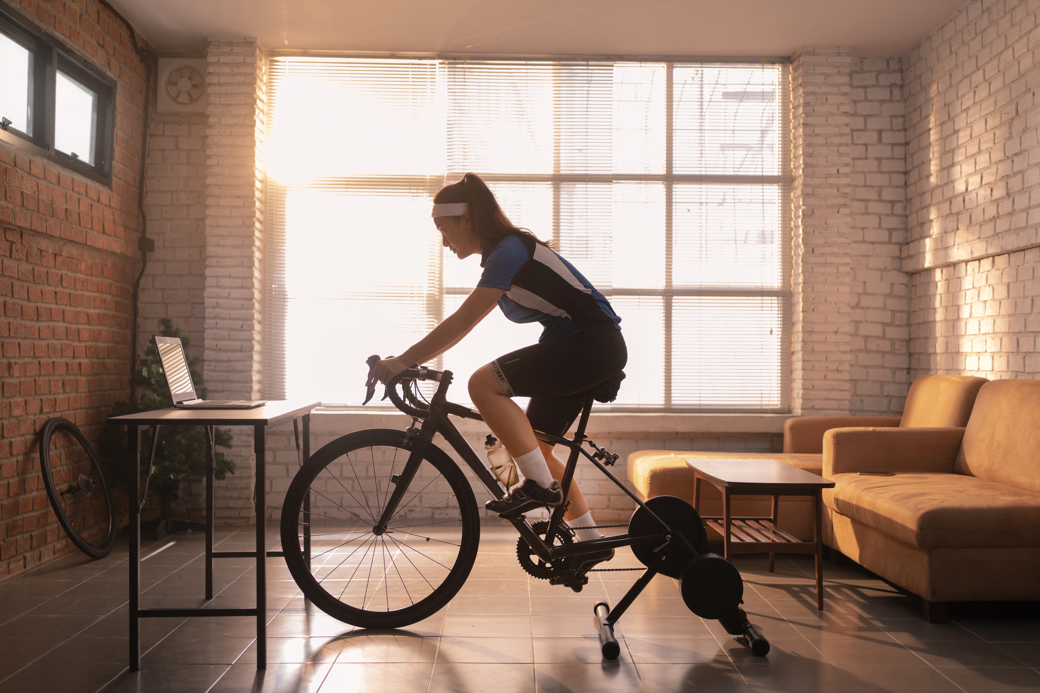 l'home trainer permet une récupération active efficace pour le cycliste.