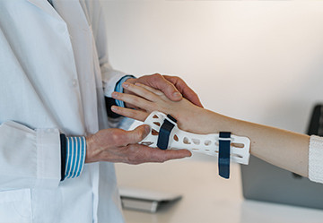Entorse Du Poignet : De A à Z – Symptômes, Durée, Traitements et Électrostimulation